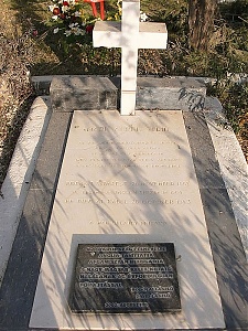 Sírja a kabuli keresztény temetőben