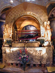 Sírja a casciai kolostor templomában zarándokhellyé vált.