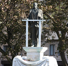 Kovács Béla 2002-ben leleplezett szobra Budapesten
