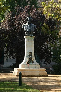 Szobra szülővárosában