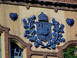 Földtani Intézet homlokzatán a címer közelről
