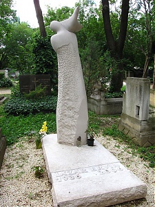 Sírja a Farkasréti temetőben