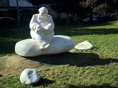 'A Négyszögletű Kerekerdő Mesélője'