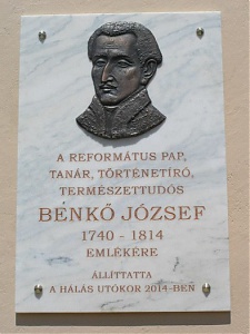 Emléktáblája Középajtán