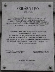 Emléktáblája szülőháza falán