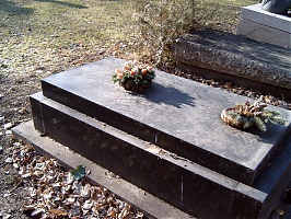 Sírja a Kerepesi temetőben