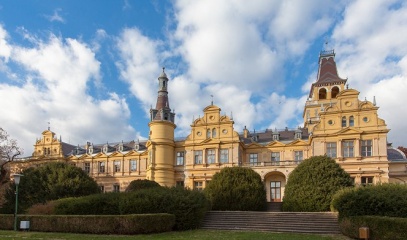 Egyik legszebb épülete: a szabadkígyósi Wenckheim-kastély. A kastélynak 365 ablaka, 52 szobája, 12 bejárata és 4 épületrésze van
