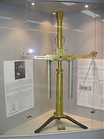 a híres Eötvös-féle torziós inga