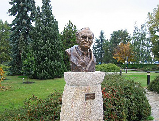Kármán szobor Pakson