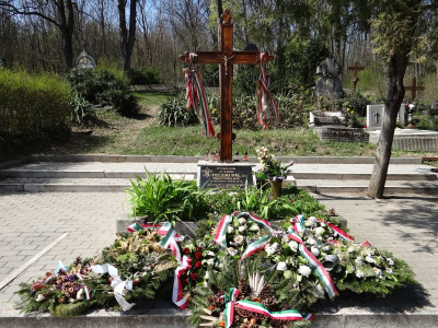 Teleki sírja Máriabesnyőn<br/>'Dolgozott a cserkészetért és életét adta a magyar nép becsületéért'