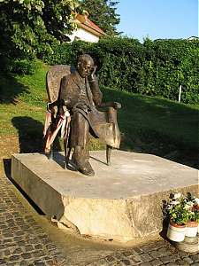 Hányatott sorsú szobra Balatonbogláron