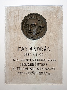 Emléktáblája Fóton