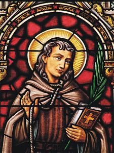 Atkár Szent Őrzőangyalok templomának üvegablaka Kopp Ferenc alkotása