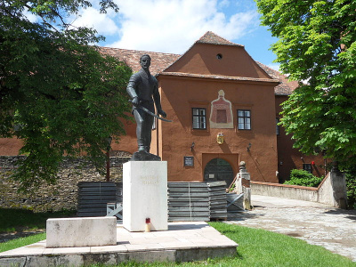 Jurisics Miklós szobra a belső vár kapuja előtt