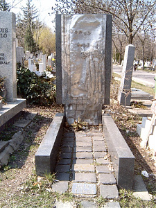 Sírja a Farkasréti temetőben