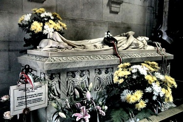 Hedvig carrarai fehér márvány síremléke 1902-ből.<br/>Ma is lengyelek és magyarok közös zarándokhelye.