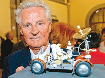 Pavlics Ferenc a híres űrjármű modelljével