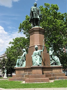 Gróf Széchenyi István szobra a Roosevelt téren
